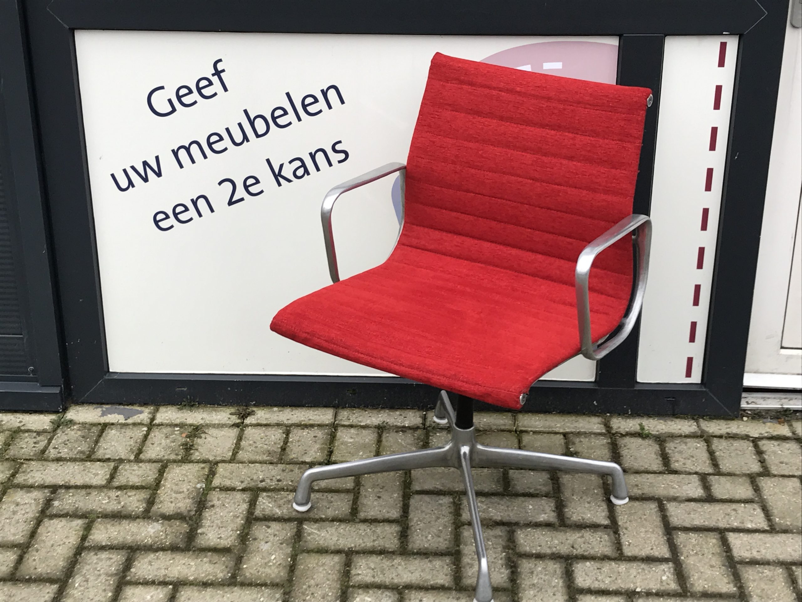 Arends Meubelstoffeerderij Vitra Aemes Stoel